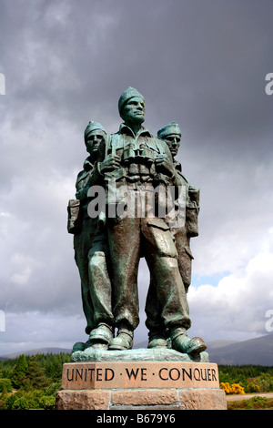 Royal Marines Commando Memorial mit Nevis Bergkette an der Rückseite Spean Bridge Hochland von Schottland Großbritannien UK Stockfoto