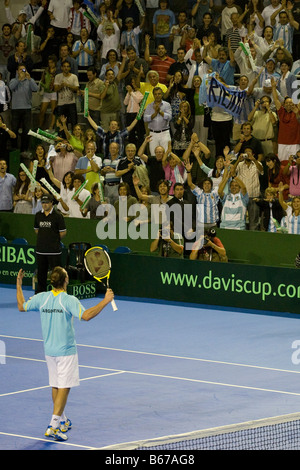 Argentinischer Tennisspieler David Nalbandian argentinische Fans jubeln, gewann das erste Spiel in der Davis Finale 2008 Stockfoto