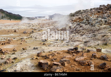 Námafjall Geothermie Berggebiet, in der Nähe von Akureyri, Nordisland.  Touristen können im Hintergrund zu sehen. Stockfoto