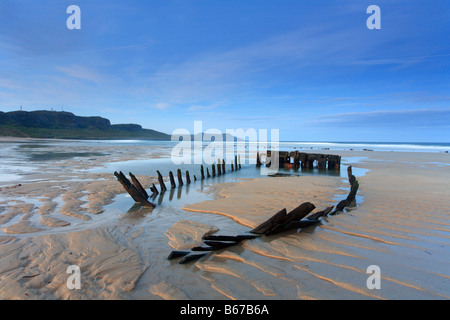 "Machirs Bucht" Schiffbruch in der Morgendämmerung "Islay" Insel Scottish Inneren Hebriden, Schottland, Vereinigtes Königreich Stockfoto