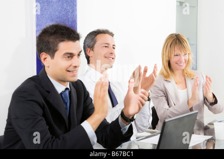 Geschäftsleute, klatschte in Business-meeting Stockfoto