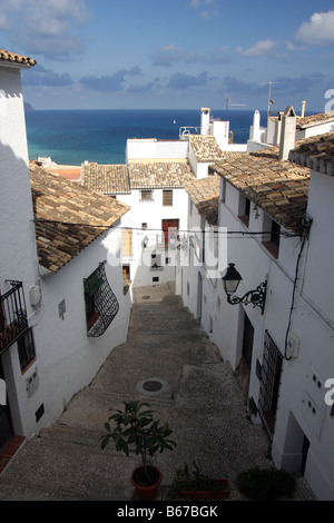 Weiß getünchten Fassaden und Ziegeldächer, Blick auf das Mittelmeer in Altea, Spanien Stockfoto