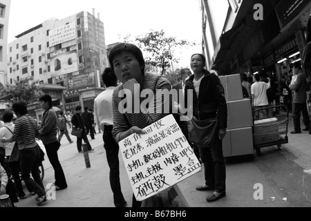 Der chinesischen Unterschicht Kampf für Arbeit täglich als globale Wirtschaftskrisen weitet sich bei steigender Arbeitslosigkeit und Einkommensgefälle erweitert Stockfoto