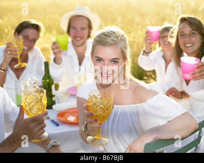 Gruppe von Menschen, die Abendessen im freien Stockfoto