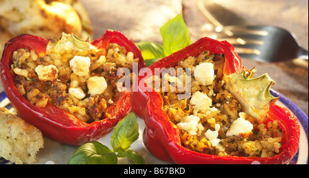 gefüllte Paprika mit Reis und Feta-Käse und Basilikum Blätter Stockfoto