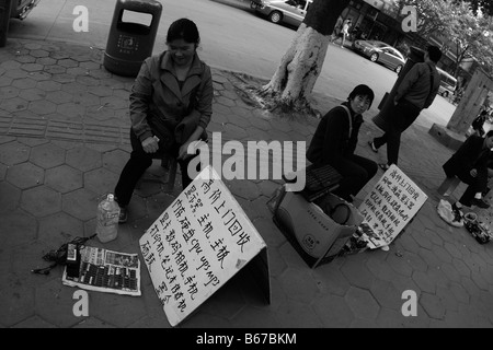 Der chinesischen Unterschicht Kampf für Arbeit täglich als globale Wirtschaftskrisen weitet sich bei steigender Arbeitslosigkeit und Einkommensgefälle erweitert Stockfoto