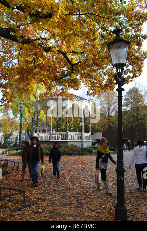 Musikpavillon und charakteristischen Straße Licht Munsterplein Roermond Niederlande im Herbst Stockfoto