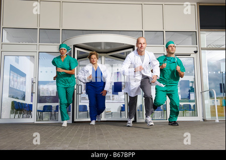 Ärzteteam Rauschen aus Tür Stockfoto