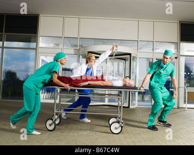 Ärzteteam vor Krankenhaus Stockfoto