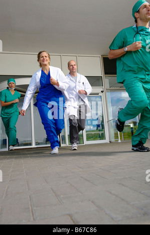 Ärzteteam Rauschen aus Tür Stockfoto