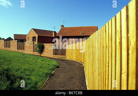 Moderne Wohnanlage und Zäune, Market Lavington, Wiltshire, UK. Stockfoto