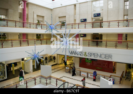 Markierungen und Spencer & Spencers Shops The Belfry Einkaufszentrum Mall an Weihnachten Redhill Surrey UK Stockfoto