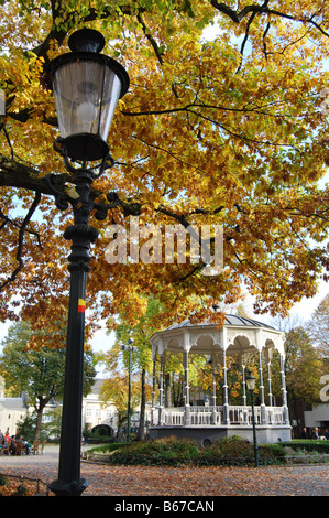 Musikpavillon und charakteristischen Straße Licht Munsterplein Roermond Niederlande im Herbst Stockfoto