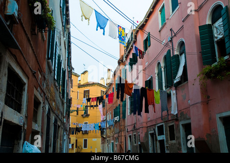 Laundryday in Venedig Italien Wäsche hängen zum Trocknen auf Wäscheleinen über die schmalen Straßen Stockfoto