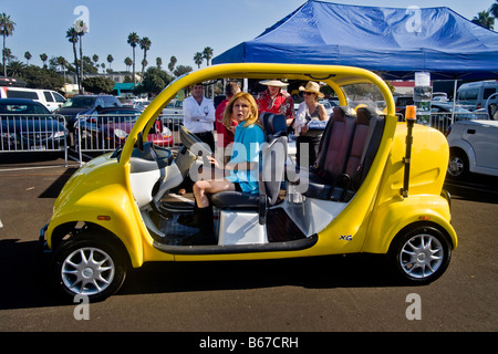 Ein Besucher, der "AltCar" zeigen Ausstellung in Santa Monica, Kalifornien Stockfoto