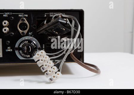 alten Stero HiFi-Verstärker mit re kabelgebundenen Lautsprecher Ausgang Anpassung Stockfoto