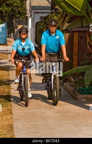 Zwei Hispanic Fahrrad montiert Sicherheitsleute patrouillieren in Long Beach, CA, USA Stockfoto