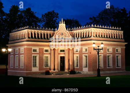 Ein Pavillon im romantischen neugotischen (Gothic Revival) Stil im 18. Jahrhundert Tsaritsyno Immobilien in Moskau, Russland Stockfoto