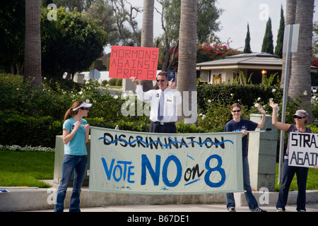 Demonstranten protestieren gegen Staat Stimmzettel-Proposition am Pacific Coast Highway in Laguna Niguel, CA, USA Stockfoto