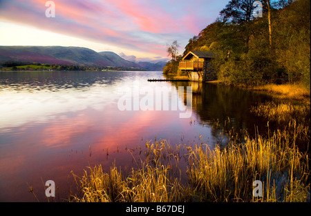 Am frühen Morgenlicht fällt auf ein Bootshaus in der Nähe von Pooley Brücke am Ufer des Ullswater im Lake District Stockfoto