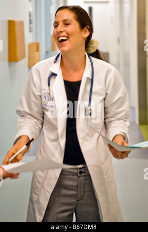 Eine Ärztin, die lachen über Childrens Hospital of Orange County in Orange, Kalifornien, USA Stockfoto