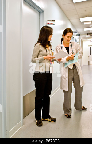 Zwei Ärztinnen sprechen am Childrens Hospital of Orange County in Orange, Kalifornien, USA Stockfoto