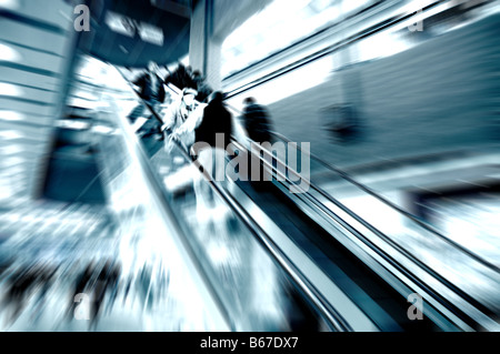 Einkaufszentrum, Rolltreppe Menschen bewegen Stockfoto