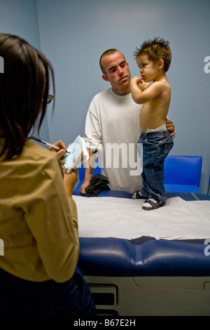 Ärztin nimmt für die Prüfung am Childrens Hospital of Orange County in Orange, Kalifornien, USA Stockfoto