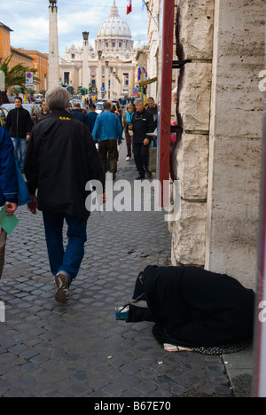 Bettler entlang Via del Concilliazione, die zur Piazza Pio XII im Vatikan in Rom Italien Europa führt Stockfoto