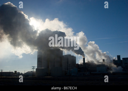 Zuckerrüben Fabrik strahlt Verschmutzung in der Luft aus Schornsteinen Stockfoto