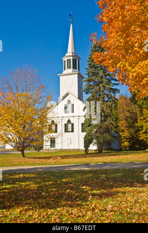 Herbstfärbung rund um das traditionelle weiße Holz verkleidete Kirche Townshend Vermont Vereinigte Staaten von Amerika USA