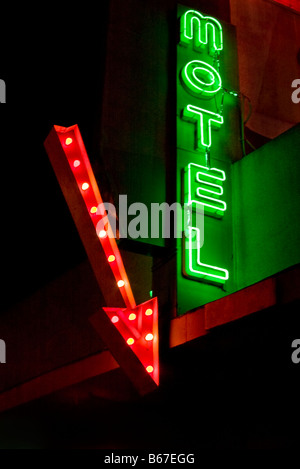 Neon-Motel-Schild mit Pfeil in der Nacht in Kalifornien, USA Stockfoto