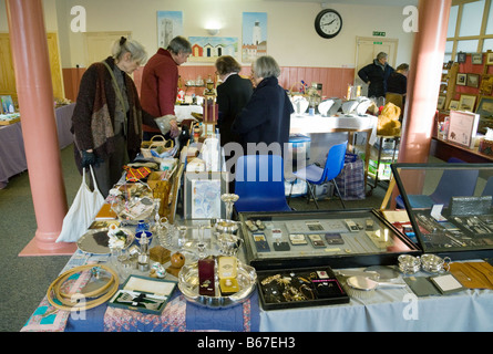 Menschen beim Einkaufen in einem Dorf Halle Verkauf, Southwold, Suffolk, England Stockfoto