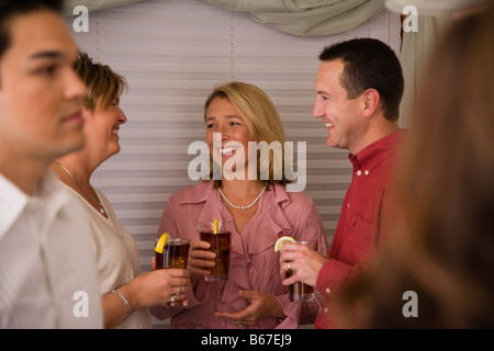 Gruppe von Menschen stehen, hält Gläser Stockfoto