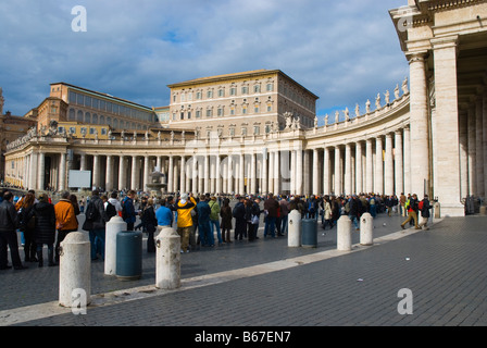 Leute warten, kommt man zu Basilika Sant Pietro Kirche im Vatikan in Rom Italien Europa Stockfoto