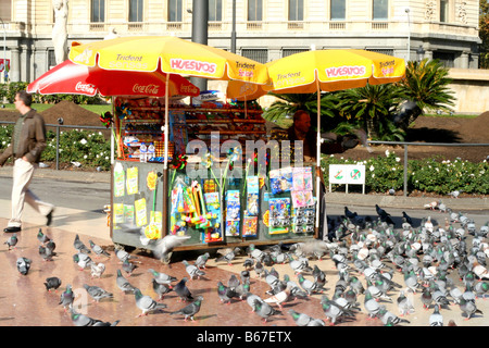 ein Stall mit Snacks, Spielzeug und Paniermehl für die Tauben in der Plaza Catalunya, Barcelona, Spanien Stockfoto