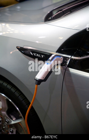 Ladekabel eingesteckt in einen Chevrolet Volt bei "AltCar" Show Ausstellung in Santa Monica, Kalifornien Stockfoto