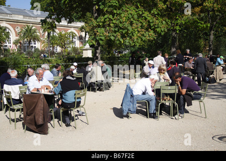 Schachspieler an einem Sonntagnachmittag im Jardin du Luxembourg, Paris. Stockfoto