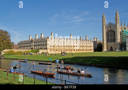 Flache am Fluss Cam vor Könige King College Chapel und Hof in Sonne Herbstsonne Cambridge University Stockfoto