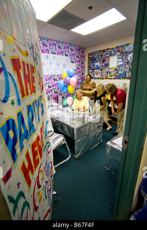 Kollegen der California School Mitarbeiter feiern ihren Geburtstag in einem speziell eingerichteten Büro Stockfoto