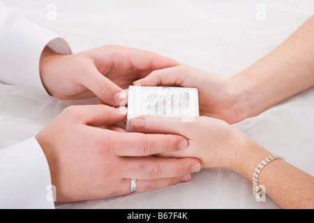 Paar Holding Geschenk box in Händen, Nahaufnahme Stockfoto