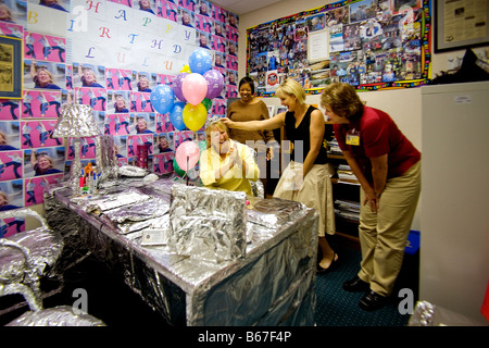 Kollegen der California School feiert Geburtstag im Büro Stockfoto