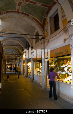 Geschäfte am Markt von Rialto in Venedig Italien Europa Stockfoto