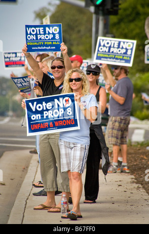 Demonstranten protestieren gegen Staat Stimmzettel-Proposition am Pacific Coast Highway in Laguna Niguel, CA, USA Stockfoto