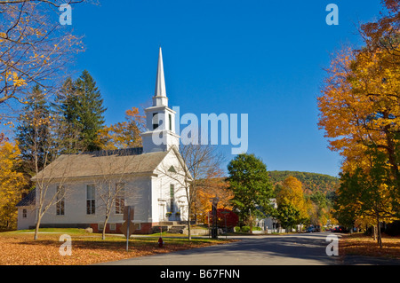 Herbstfärbung um traditionelle weiße Holz verkleidete Kirche Grafton Vermont USA Vereinigte Staaten von Amerika