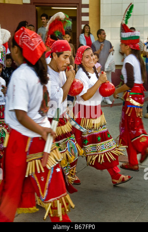 Einheimische mexikanische Volkstänzer in Kostümen gekleidet zur Feier des Tages der Toten in Los Angeles, CA, USA Stockfoto