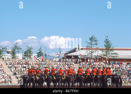 Die (RCMP) Royal Canadian Mounted Police Durchführung ihrer berühmten musikalischen Fahrt in British Columbia Kanada Stockfoto