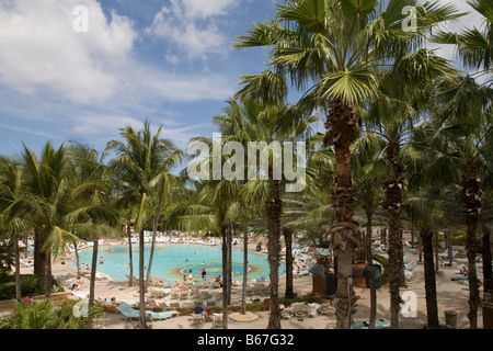 Bahamas Paradise Island Nassau Außenansicht des Atlantis Resort Pool inmitten von Palmen Stockfoto