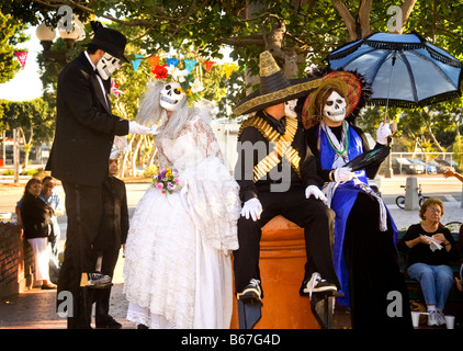 Menschen, die in Kostümen gekleidet, zur Feier des Tages der Toten in Los Angeles, CA, USA Stockfoto