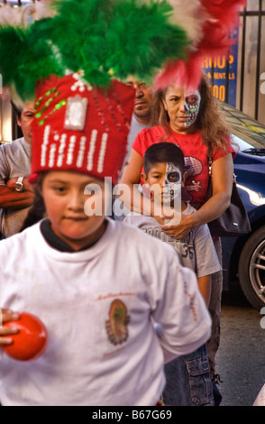 Hispanische Mutter und Sohn in toten-Kopf Make-up zur Feier des Tages der Toten in Los Angeles, CA, USA Stockfoto